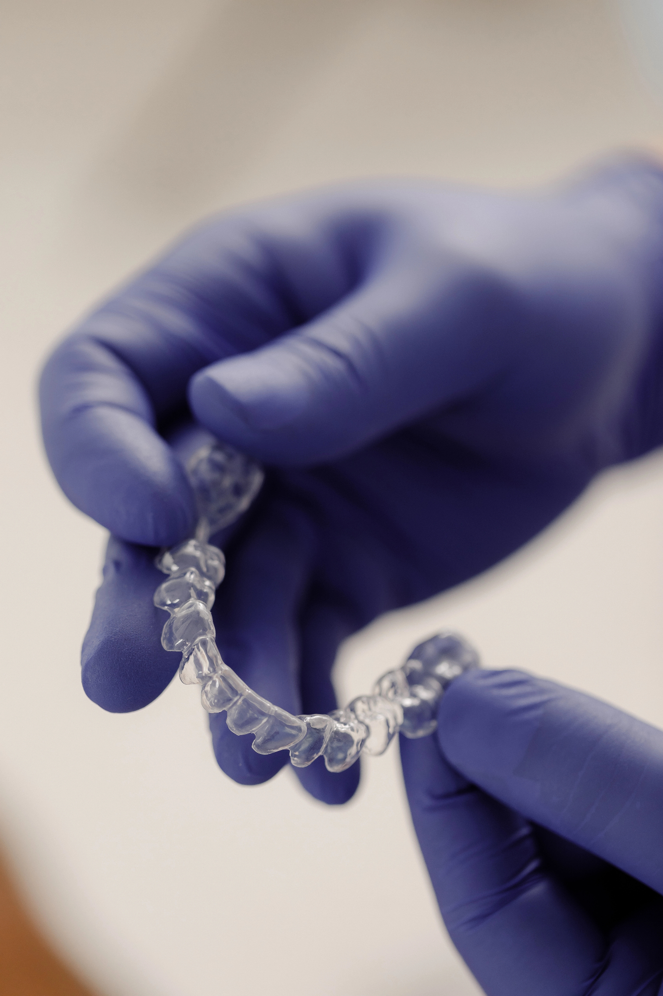 Prijateljica je dobila Invisalign opornice kar po pošti